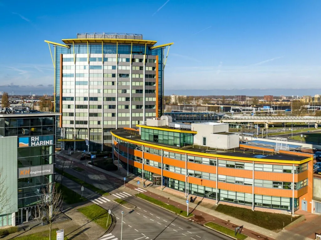 Kantoorgebouwen aan de Karel Doormanweg in Rotterdam, waaronder RH Marine en KH Engineering, met moderne architectuur en een heldere hemel.